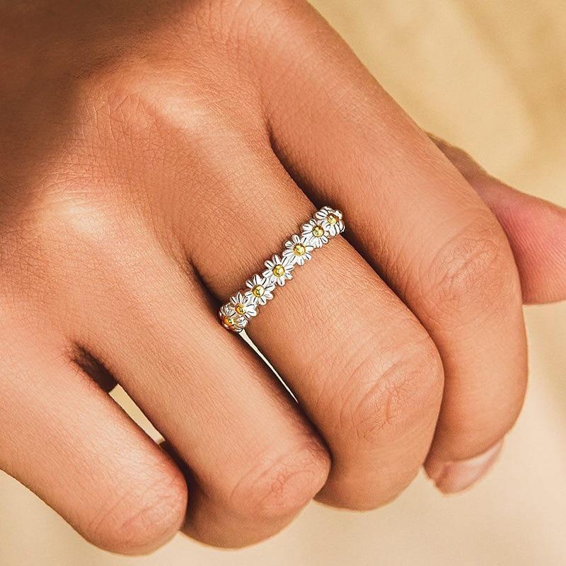 Adjustable Silver Ring with Daisy - Image 4