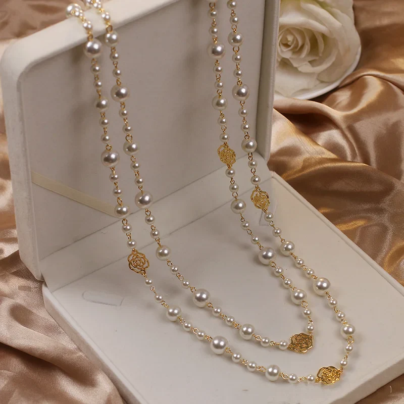 Chic Pearl Necklace in Gold