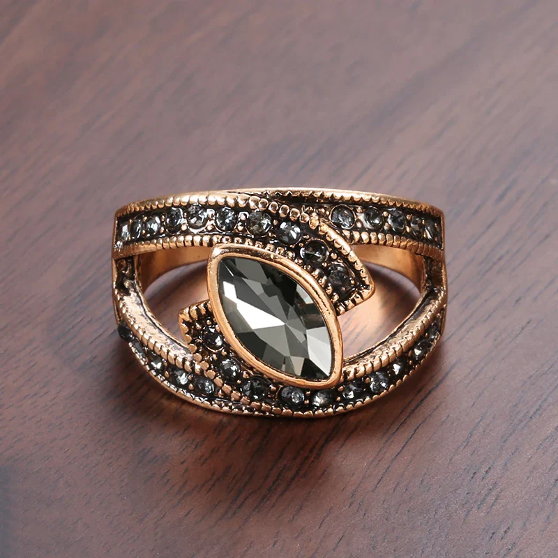 Elegant Black Crystal Rung