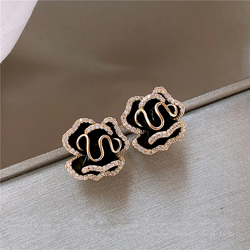 Elegant Black Lotis Earrings in Gold