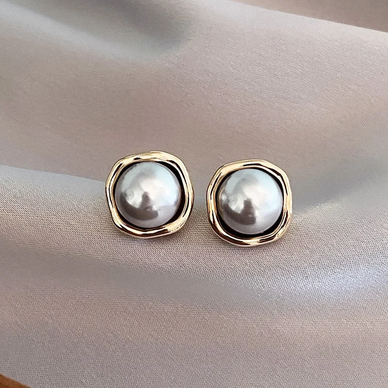 Elegent Earrings with Black Pearl