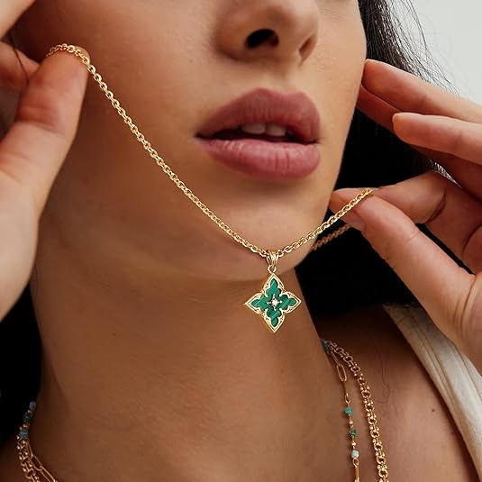 Emarald Clover Pendant Necklace | Gold - Image 4