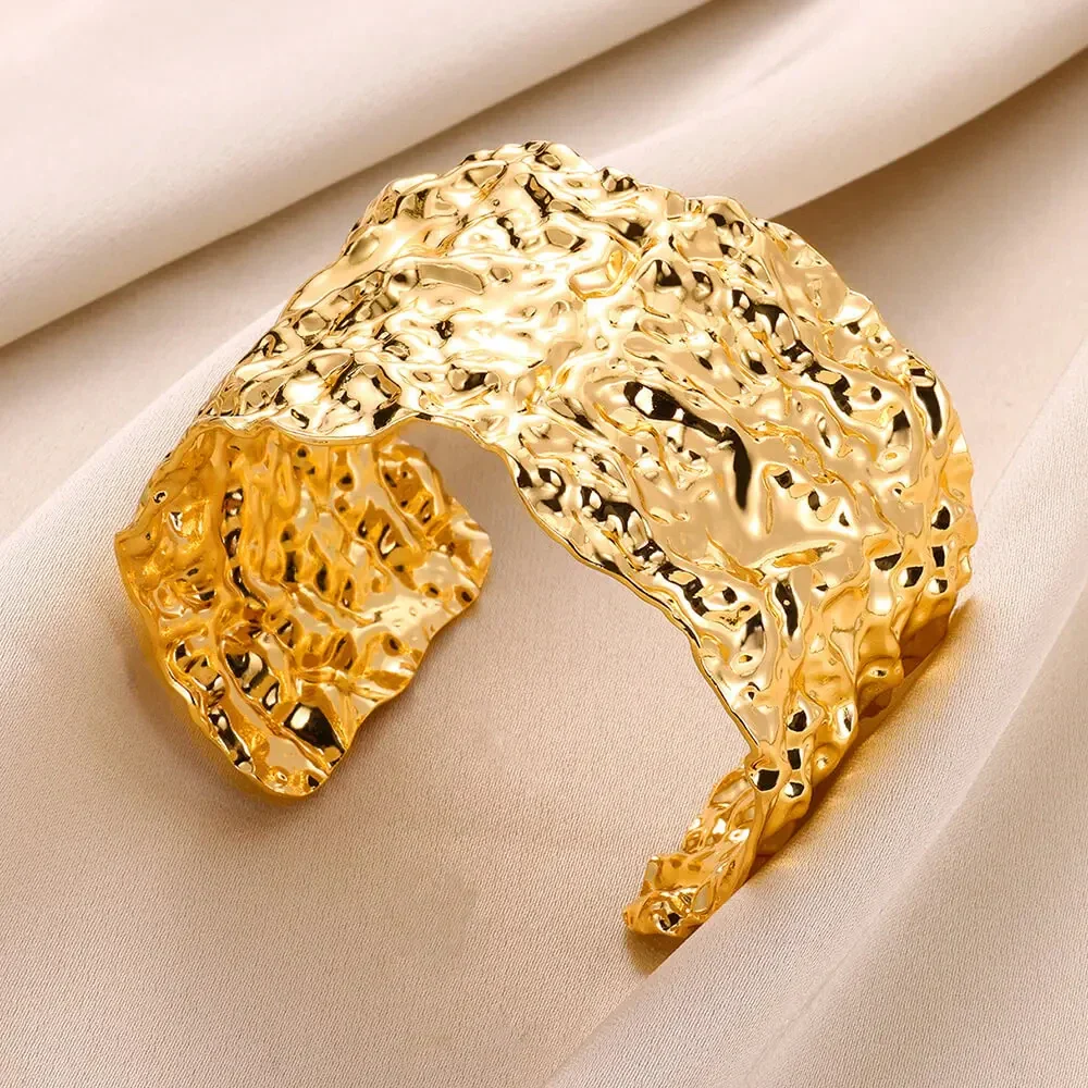 Exquisite Gold Cuff Bracelet - Image 3