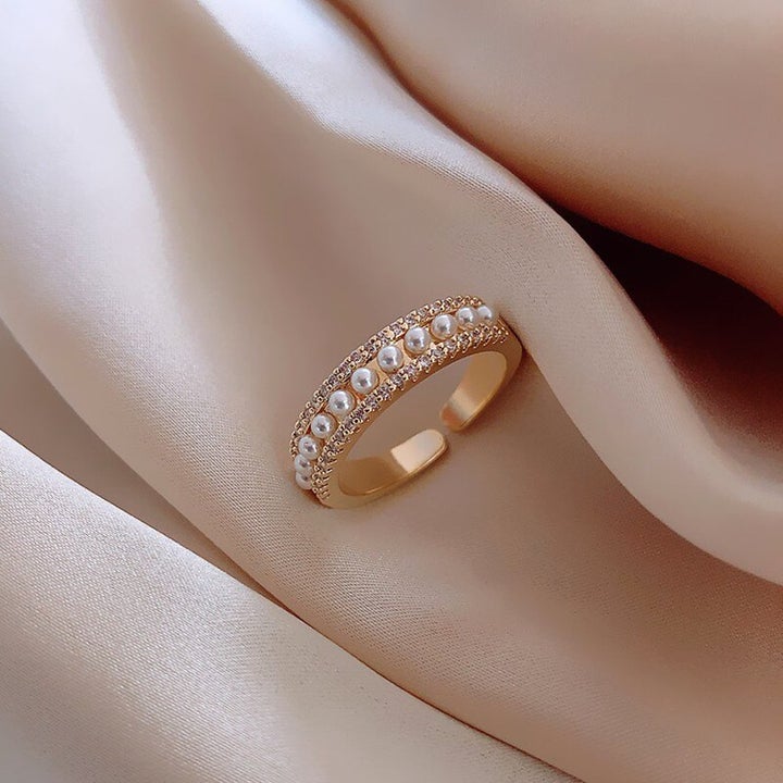 Luxe Ring in Gold and Pearls