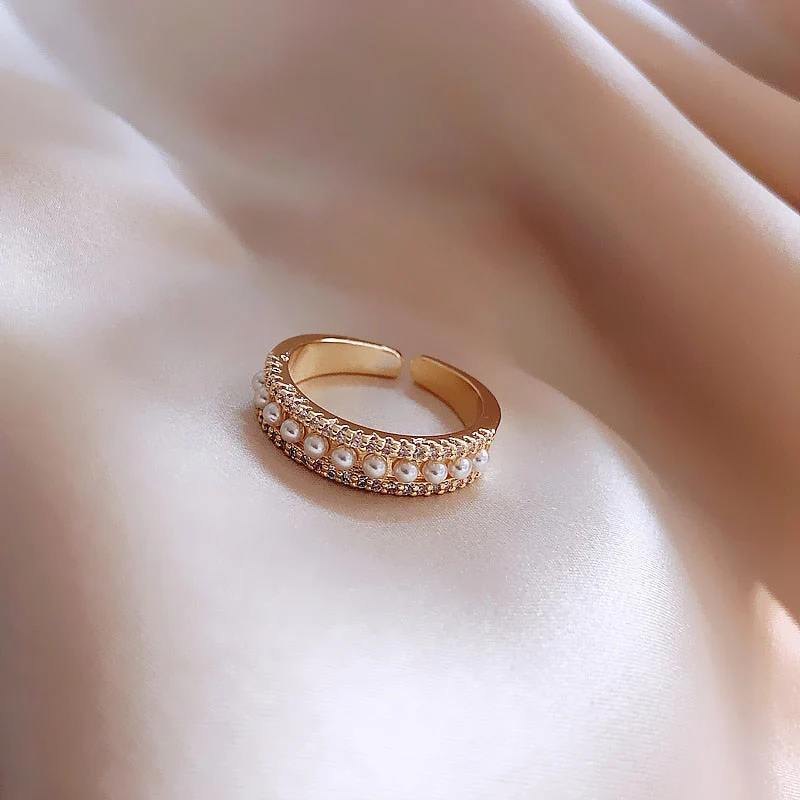 Luxe Ring in Gold and Pearls - Image 2