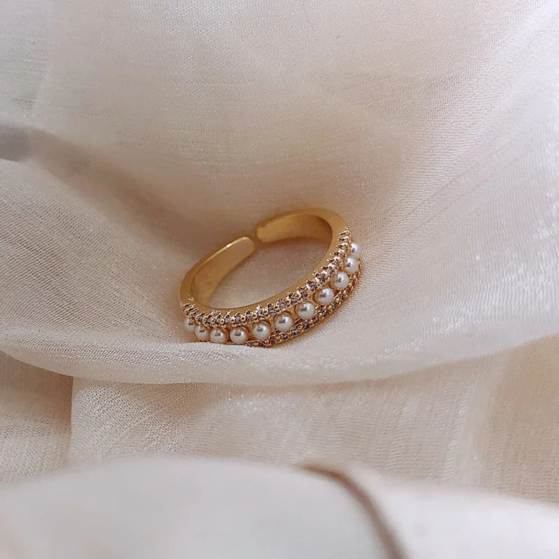 Luxe Ring in Gold and Pearls - Image 3