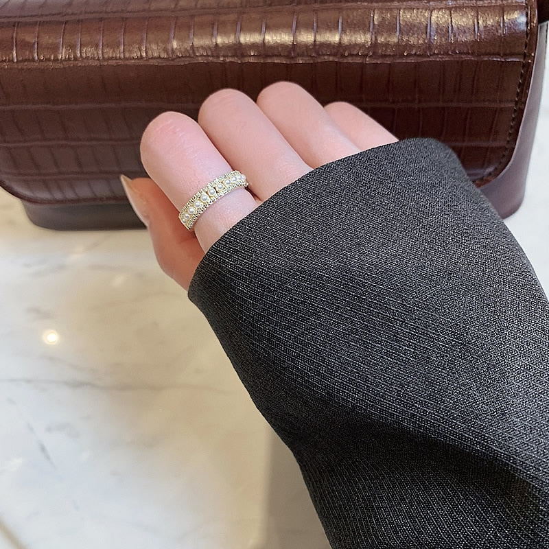 Luxe Ring in Gold and Pearls - Image 4