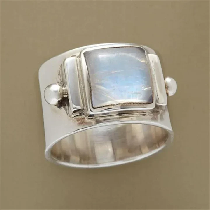 Vintaje Ring made of cubic moonstone