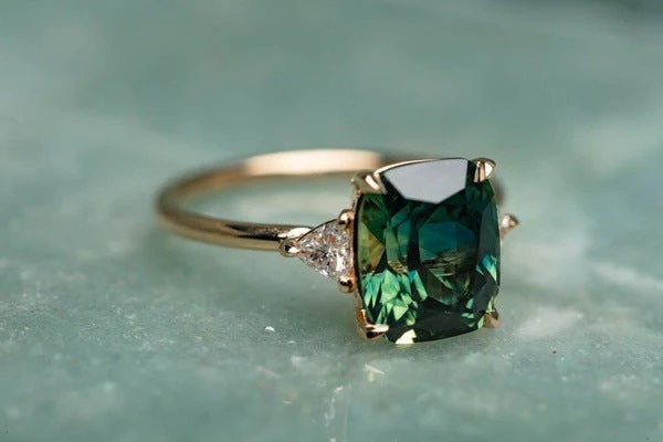 Vintige-Inspired Green Gemstone Ring | Gold - Image 3